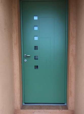 Installation d une porte d entrée en ALU à Puget ville 