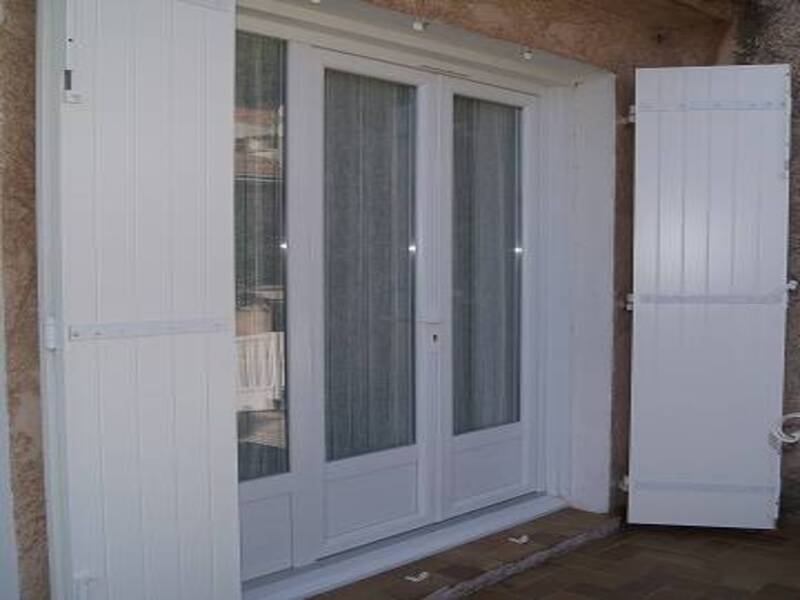 Pose d'une porte fenêtre 3 vantaux en PVC blanc installée à Toulon