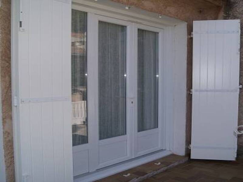 Pose d'une porte fentre 3 vantaux en PVC blanc installe  Toulon