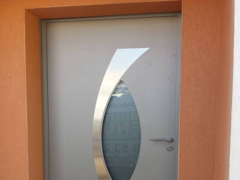 installation d'une porte aluminium monobloc de 80 mm d'paisseur avec serrure a crochets  Puget ville