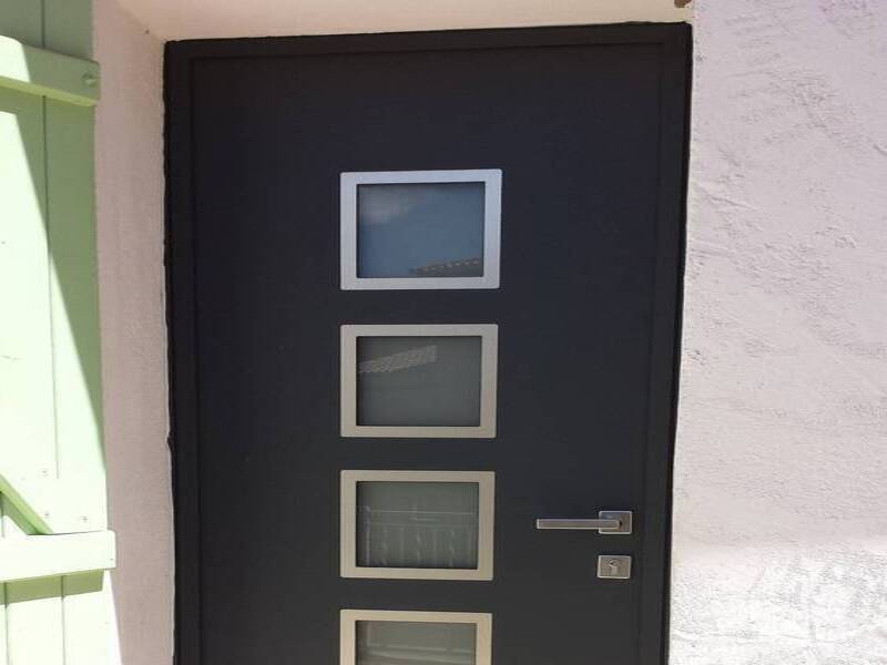 Installation d'une porte aluminium gris anthracite  la valette