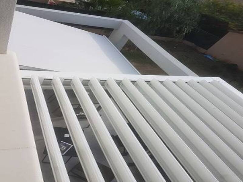 STORE BANNE ET PERGOLA BIOCLIMATIQUE INSTALLES PAR TECHNI RENOV