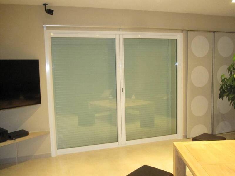 Coulissant en aluminium blanc double vantaux a Puget ville